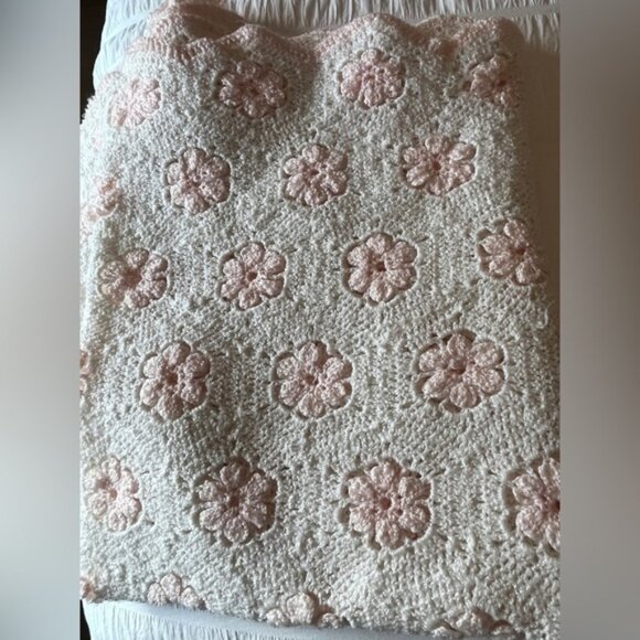 HAND MADE CROCHETED Cozy Blanket White Scalloped Edge Pink Flowers Cottagecore - Picture 9 of 13